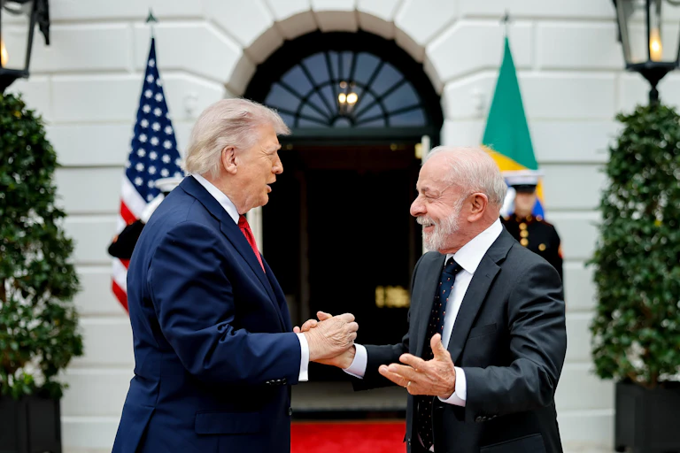 Os presidentes Trump e Lula se cumprimentam na entrada da Casa Branca