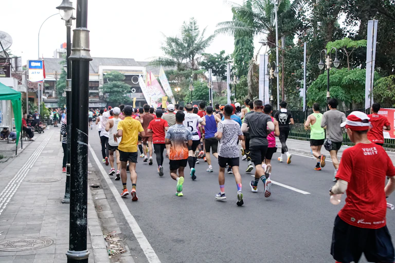 Peningkatan suhu global dan polusi udara membuat aktivitas lari di luar ruangan menjadi lebih berat sekaligus tidak aman. Selain itu, beberapa perangkat digital yang diandalkan banyak pelari membawa dampak lingkungan tersendiri.