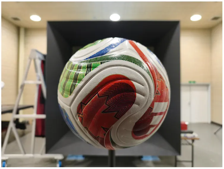 Uma bola é vista suspensa.