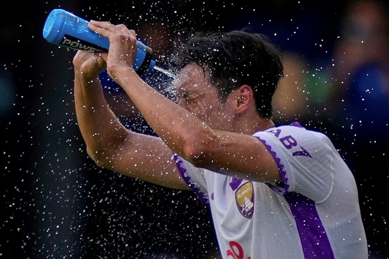 Park Yong-woo cools off during the Club World Cup in Washington, June 26, 2025.