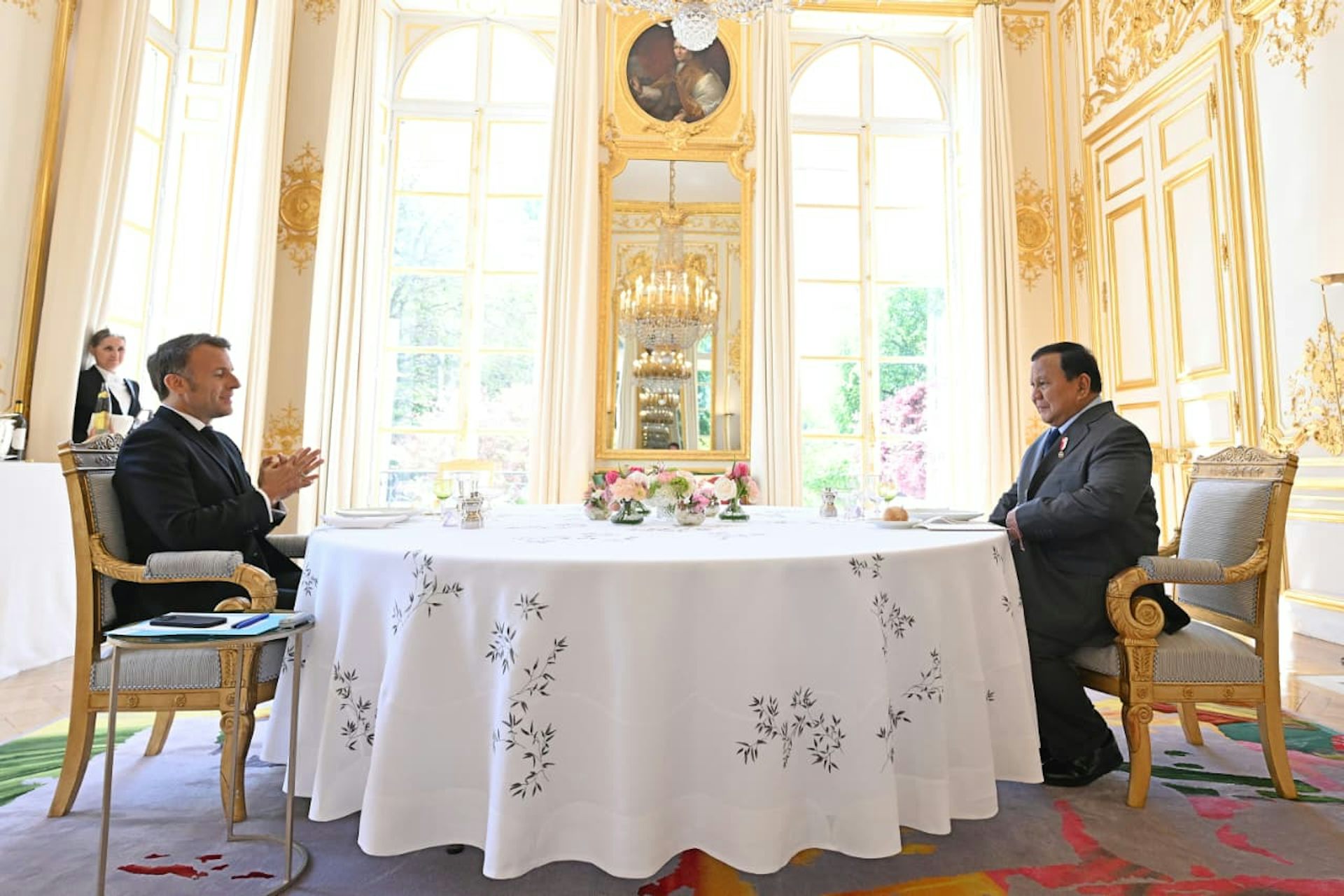 Pertemuan Presiden Prabowo dengan Presiden Macron tampak sebagai upaya membangun citra personal.
