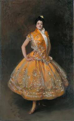 Mujer pintada con un vestido elegante naranja y flamenco.
