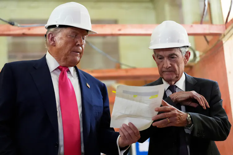 Por qué Kevin Warsh aún podría llegar a ser un presidente independiente de la Reserva Federal 1 Con cascos, Jerome Powell y Donald Trump revisan un documento sobre costos de construcción durante una visita a la sede de la Reserva Federal el 24 de julio de 2025.