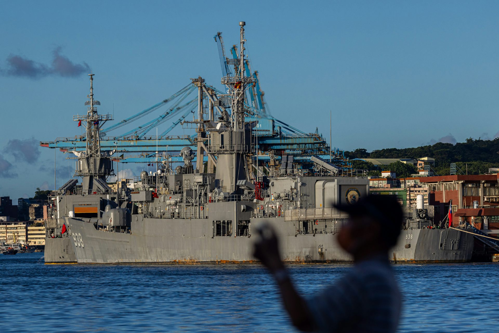 Se puede ver la silueta de un hombre frente a un gran barco.