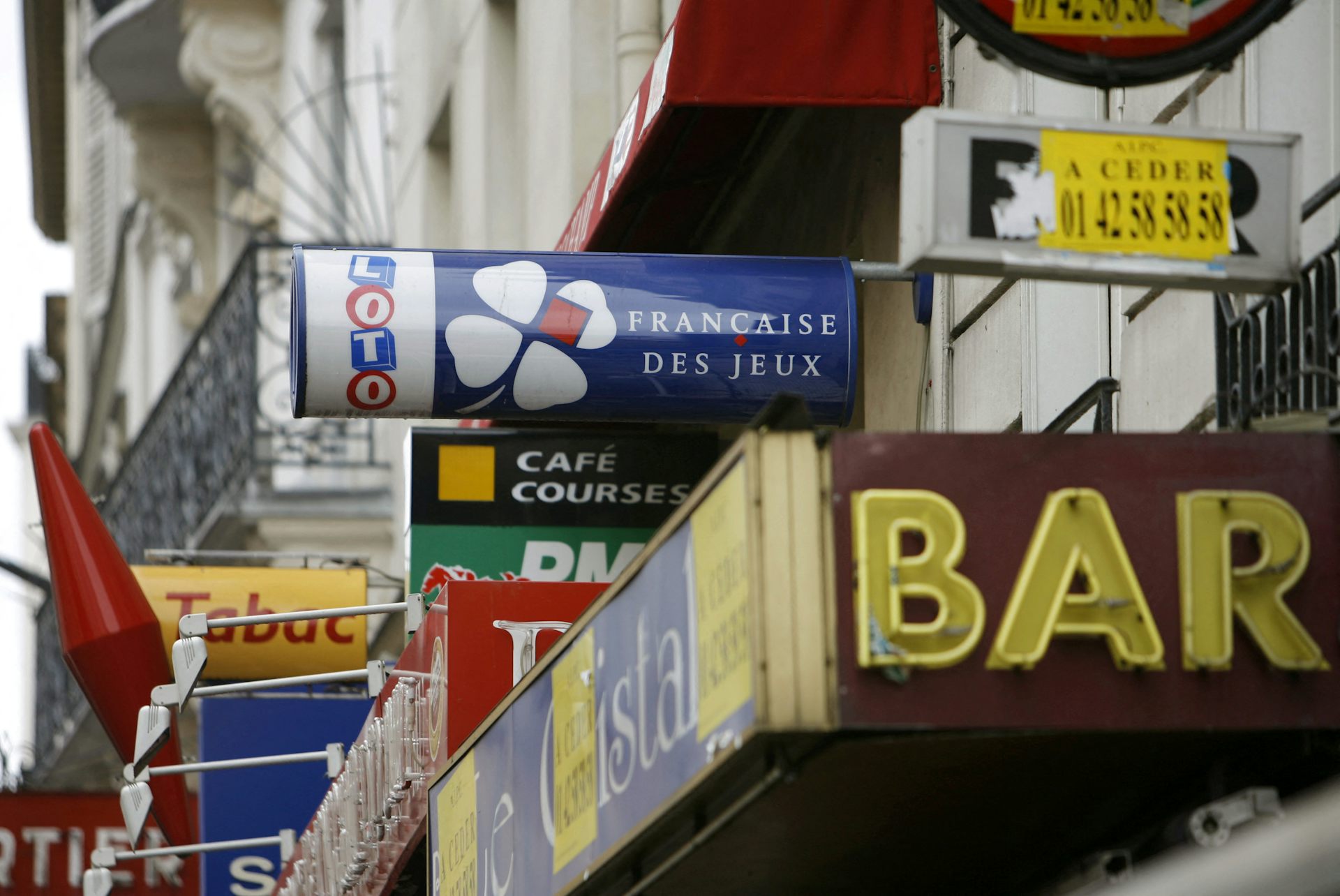 Photo de la devanture d'un bar-tabac, point de distribution de la Française des jeux, le 12 juillet 2007 à Paris, à la veille du deuxième et dernier vendredi 13 de cette année-là.