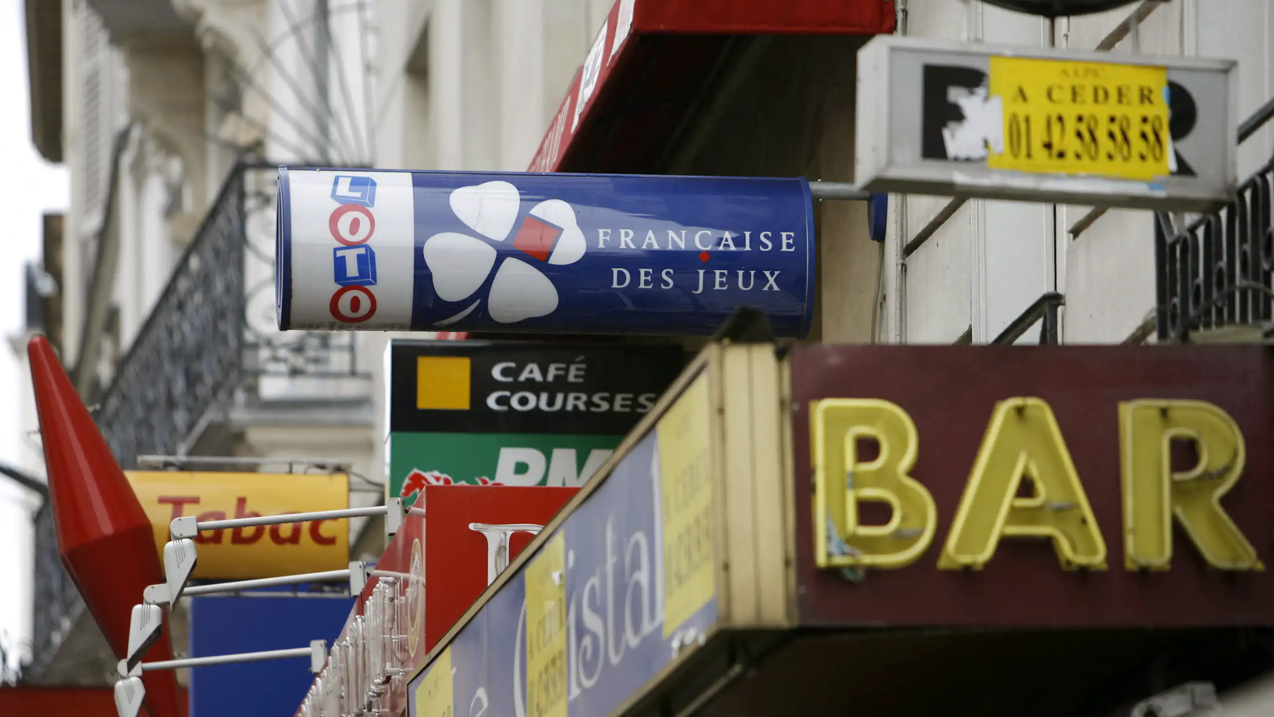 Photo de la devanture d'un bar-tabac, point de distribution de la Française des jeux, le 12 juillet 2007 à Paris, à la veille du deuxième et dernier vendredi 13 de cette année-là.