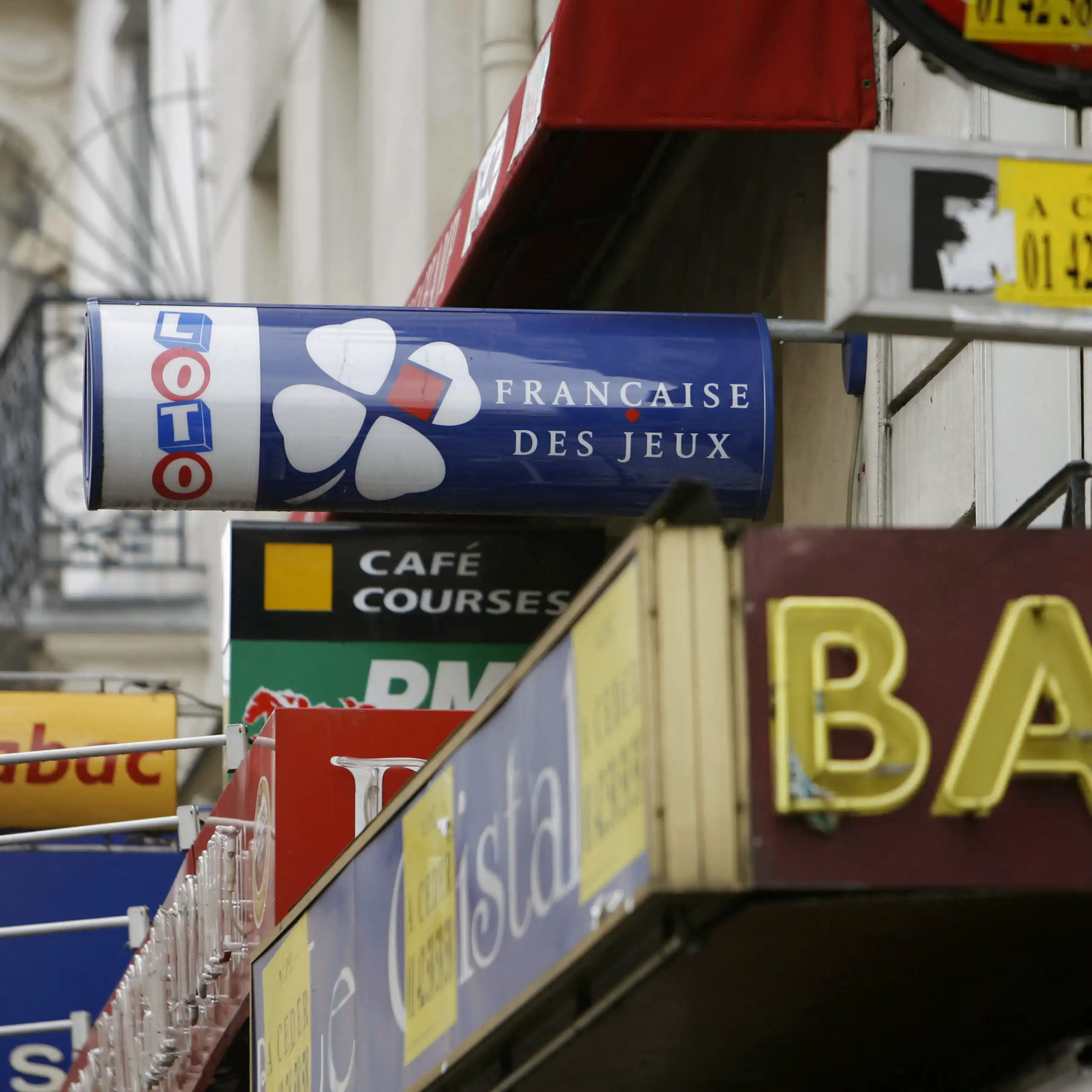 Photo de la devanture d'un bar-tabac, point de distribution de la Française des jeux, le 12 juillet 2007 à Paris, à la veille du deuxième et dernier vendredi 13 de cette année-là.