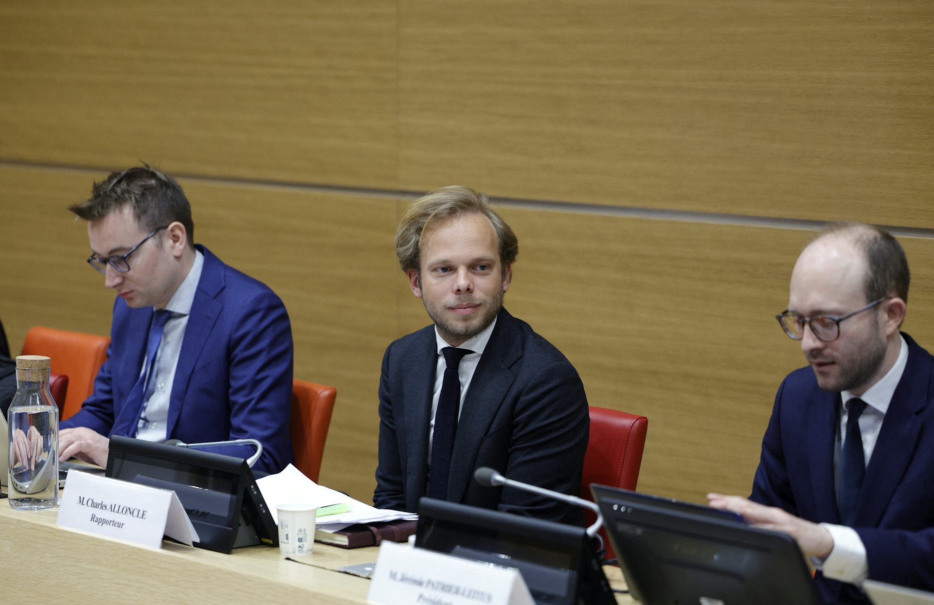 Charles Alloncle, député de l'UDR et rapporteur de la Commission d'enquête sur l'audiovisuel public, observe la salle avant l'audition du directeur général et du secrétaire général de France TV par la commission d'enquête sur la neutralité, le fonctionnement et le financement de l'audiovisuel public à l'Assemblée nationale, la chambre basse du Parlement français, le 8 avril 2026.