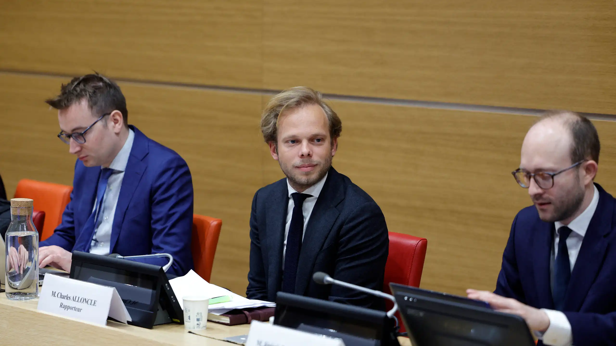Charles Alloncle, député de l'UDR et rapporteur de la Commission d'enquête sur l'audiovisuel public, observe la salle avant l'audition du directeur général et du secrétaire général de France TV par la commission d'enquête sur la neutralité, le fonctionnement et le financement de l'audiovisuel public à l'Assemblée nationale, la chambre basse du Parlement français, le 8 avril 2026.
