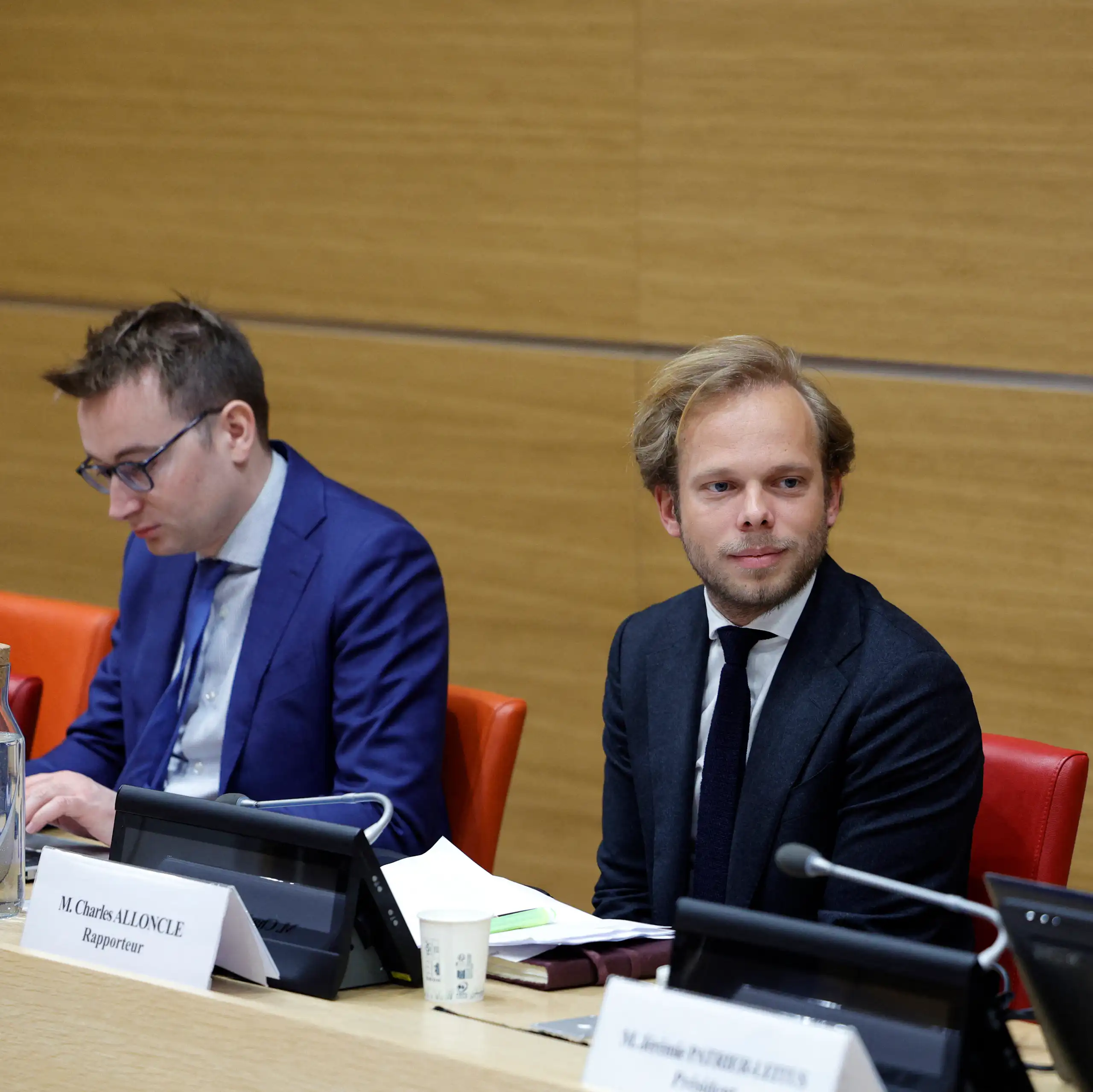 Charles Alloncle, député de l'UDR et rapporteur de la Commission d'enquête sur l'audiovisuel public, observe la salle avant l'audition du directeur général et du secrétaire général de France TV par la commission d'enquête sur la neutralité, le fonctionnement et le financement de l'audiovisuel public à l'Assemblée nationale, la chambre basse du Parlement français, le 8 avril 2026.