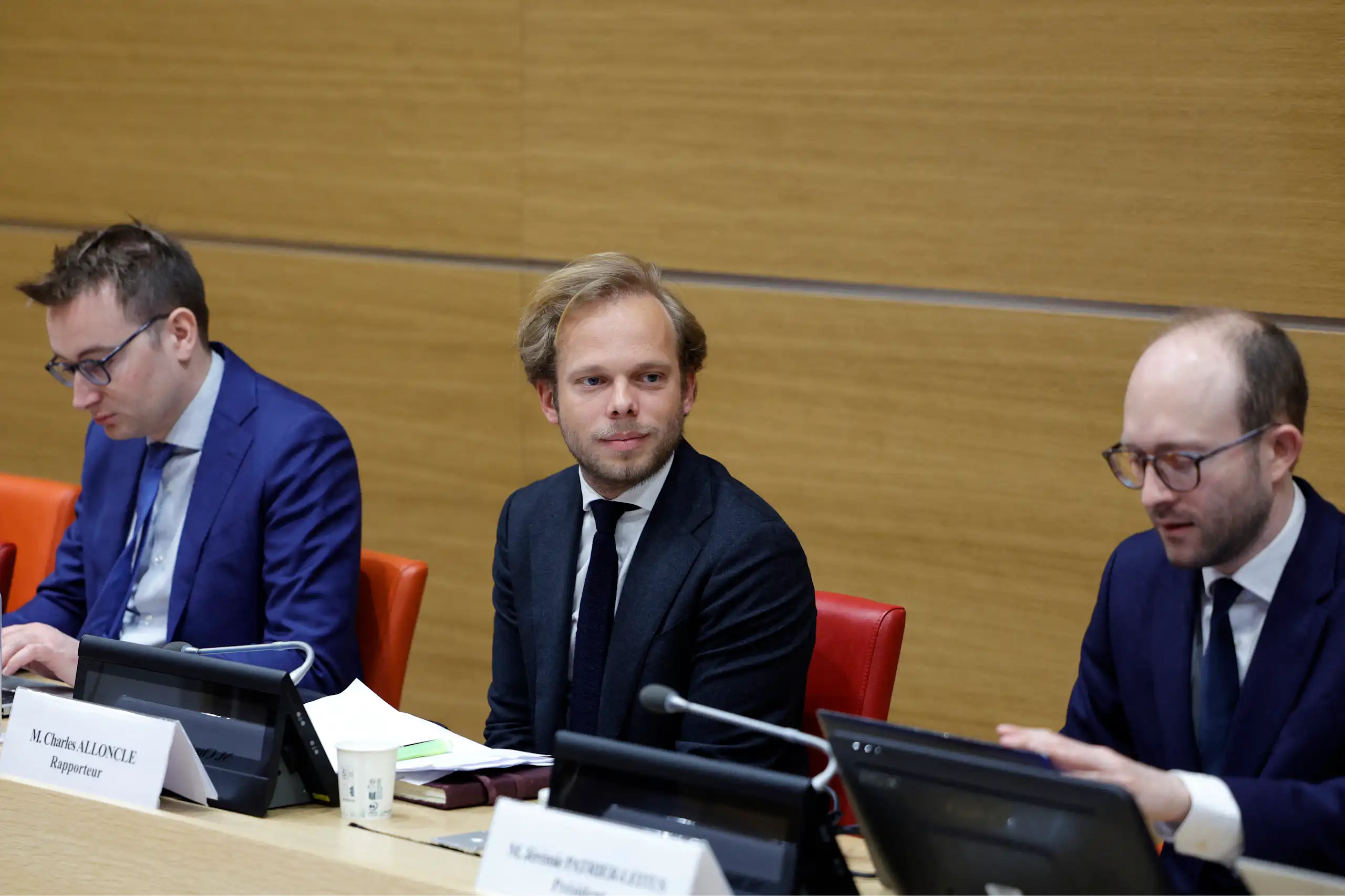 Charles Alloncle, député de l'UDR et rapporteur de la Commission d'enquête sur l'audiovisuel public, observe la salle avant l'audition du directeur général et du secrétaire général de France TV par la commission d'enquête sur la neutralité, le fonctionnement et le financement de l'audiovisuel public à l'Assemblée nationale, la chambre basse du Parlement français, le 8 avril 2026.