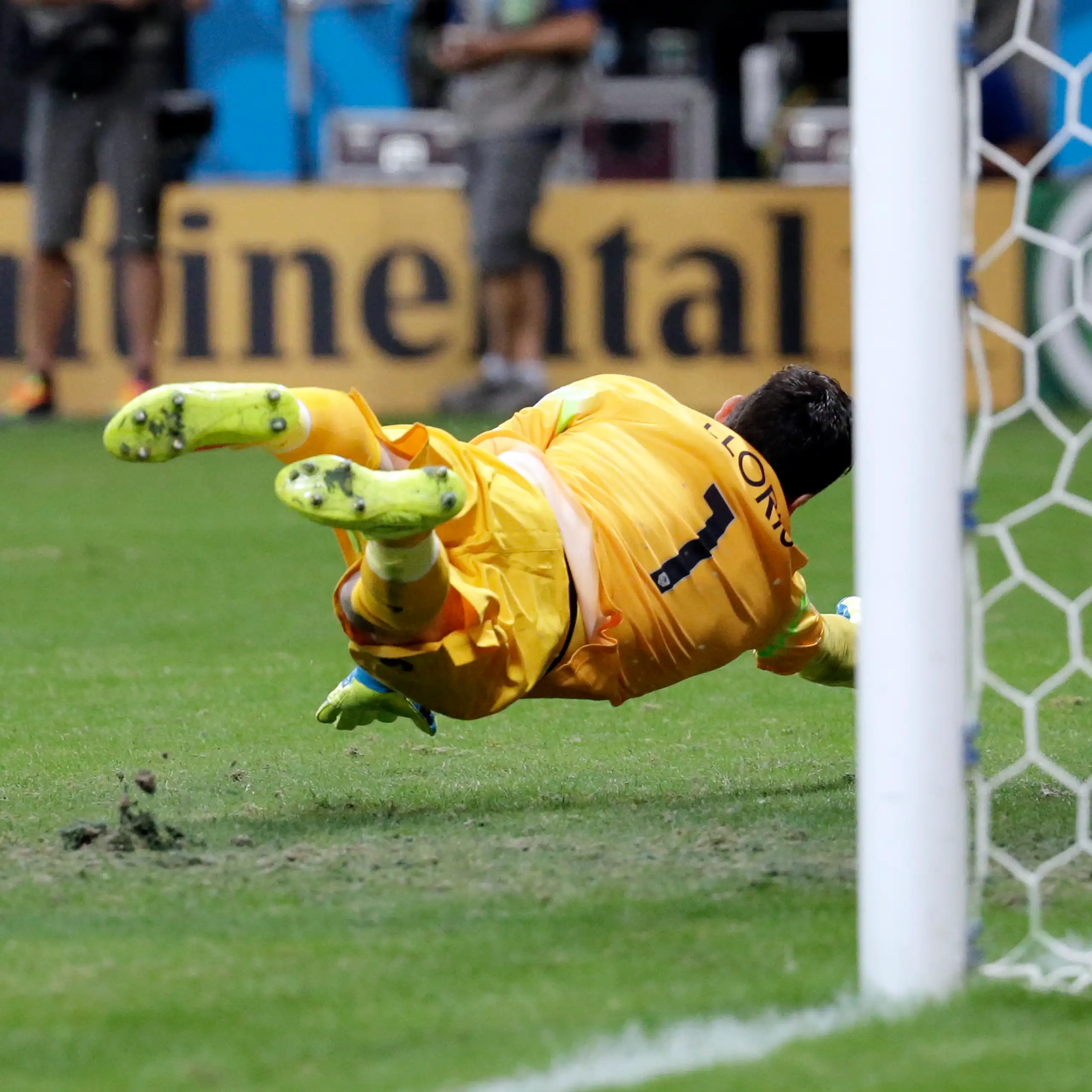 Kiper Prancis, Hugo Lloris, berusaha menyelamatkan gawangnya dengan melompat tetapi tidak mampu menghentikan gol dari tendangan bebas Blerim Dzemaili dari Swiss selama pertandingan sepak bola Piala Dunia antara Swiss dan Prancis pada tahun 2014.