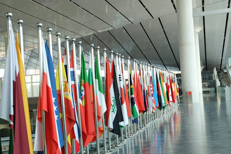 Une rangée de drapeaux de différents pays dans un édifice