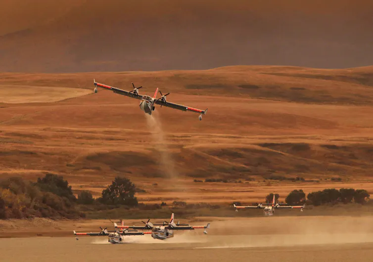 El plan aéreo de extinción de incendios de Canadá es un comienzo, pero aún no es una estrategia 1 El avión levanta agua para extinguir el incendio