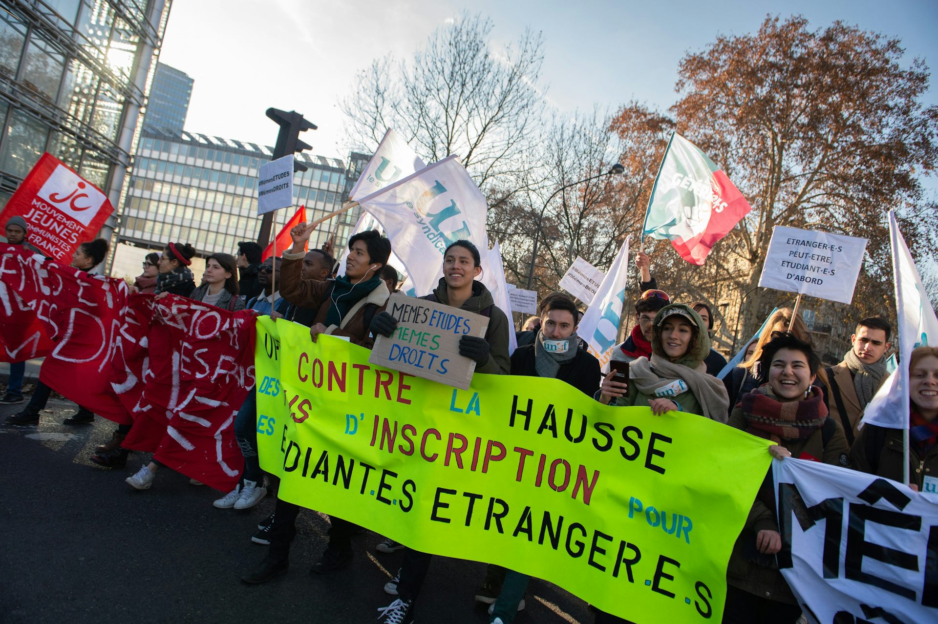 En 2018, à Paris, des manifestants dénoncent la hausse des frais d'inscription initiée par le plan «Bienvenue en France ».