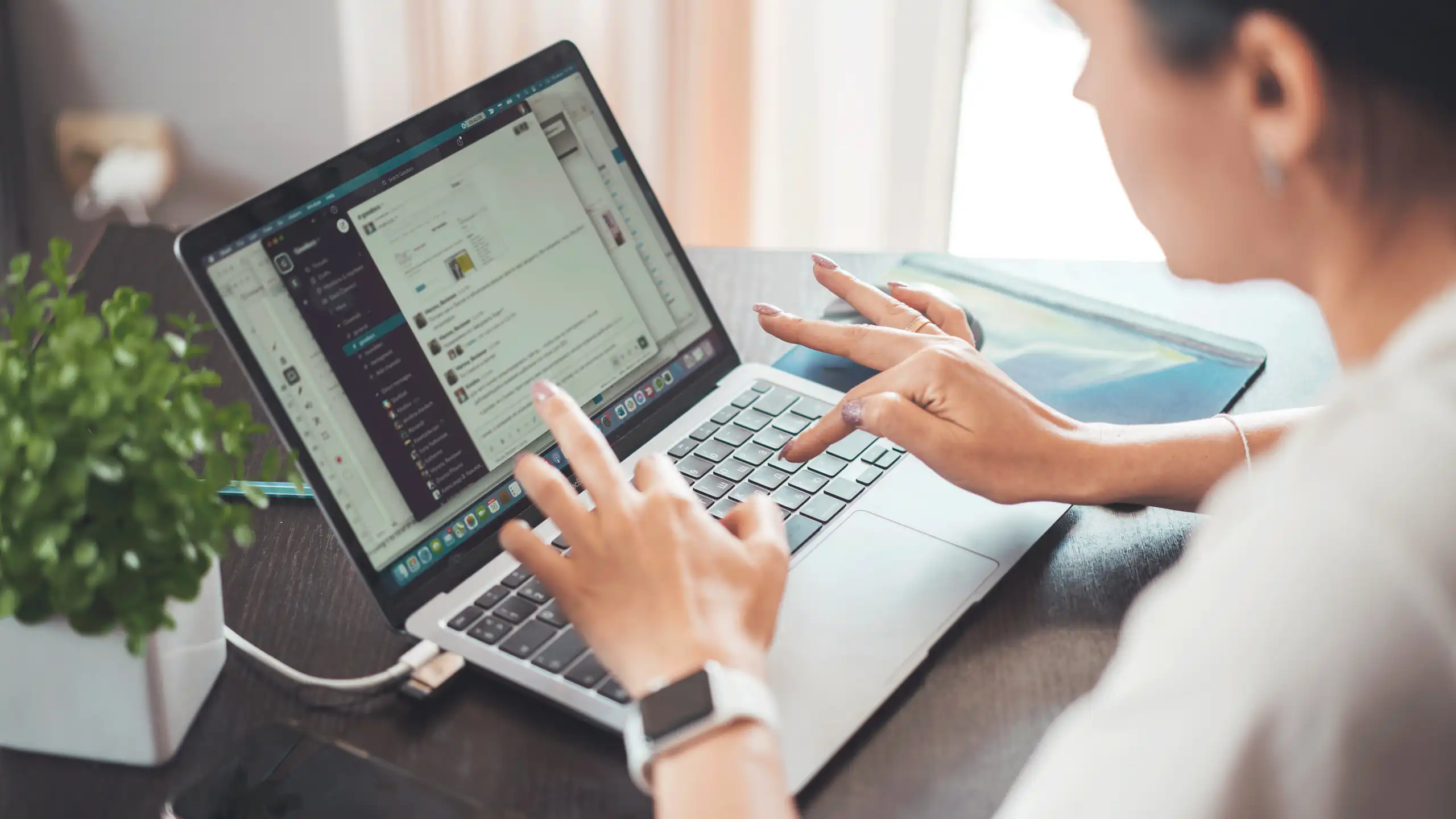 Une jeune femme travaille sur son ordinateur portable.