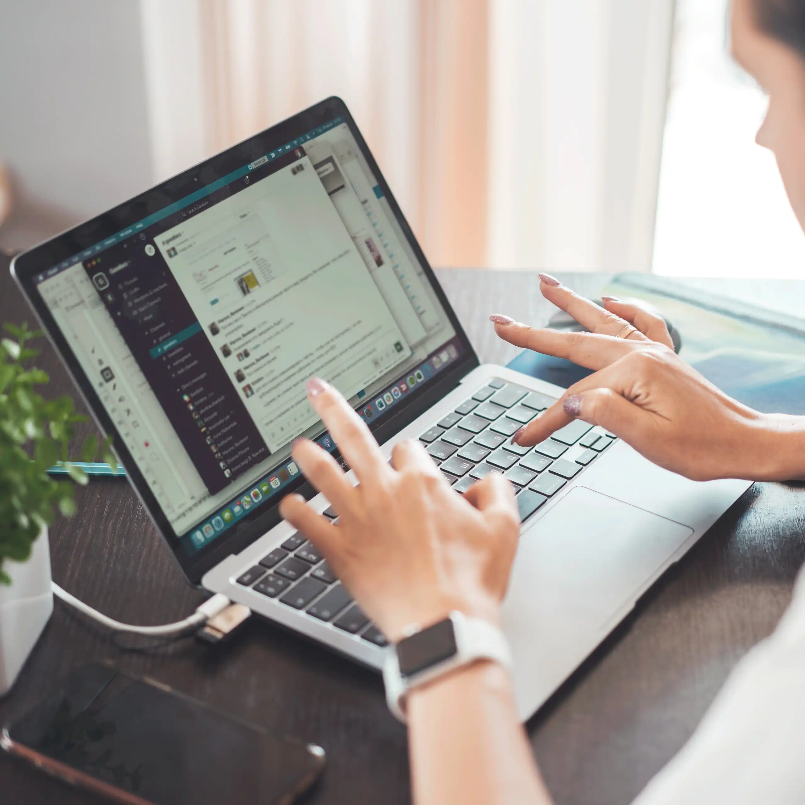 Une jeune femme travaille sur son ordinateur portable.