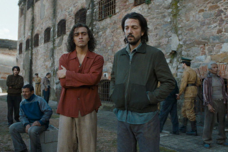 Dos hombres en lo que parece el patio de una cárcel.