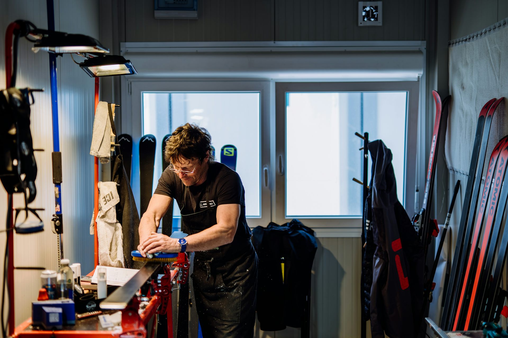 PFAS in ski wax: Despite bans, these forever chemicals linger in wax rooms, study shows – so does their health risk