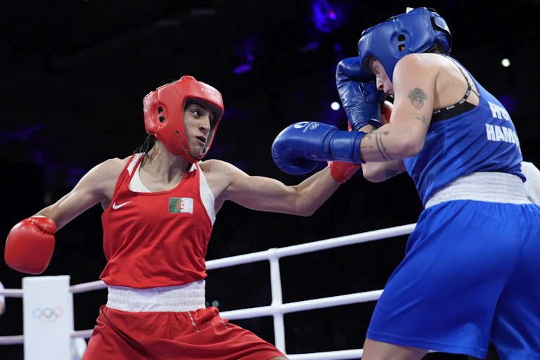 Une boxeuse en frappe une autre lors d'un combat de boxe