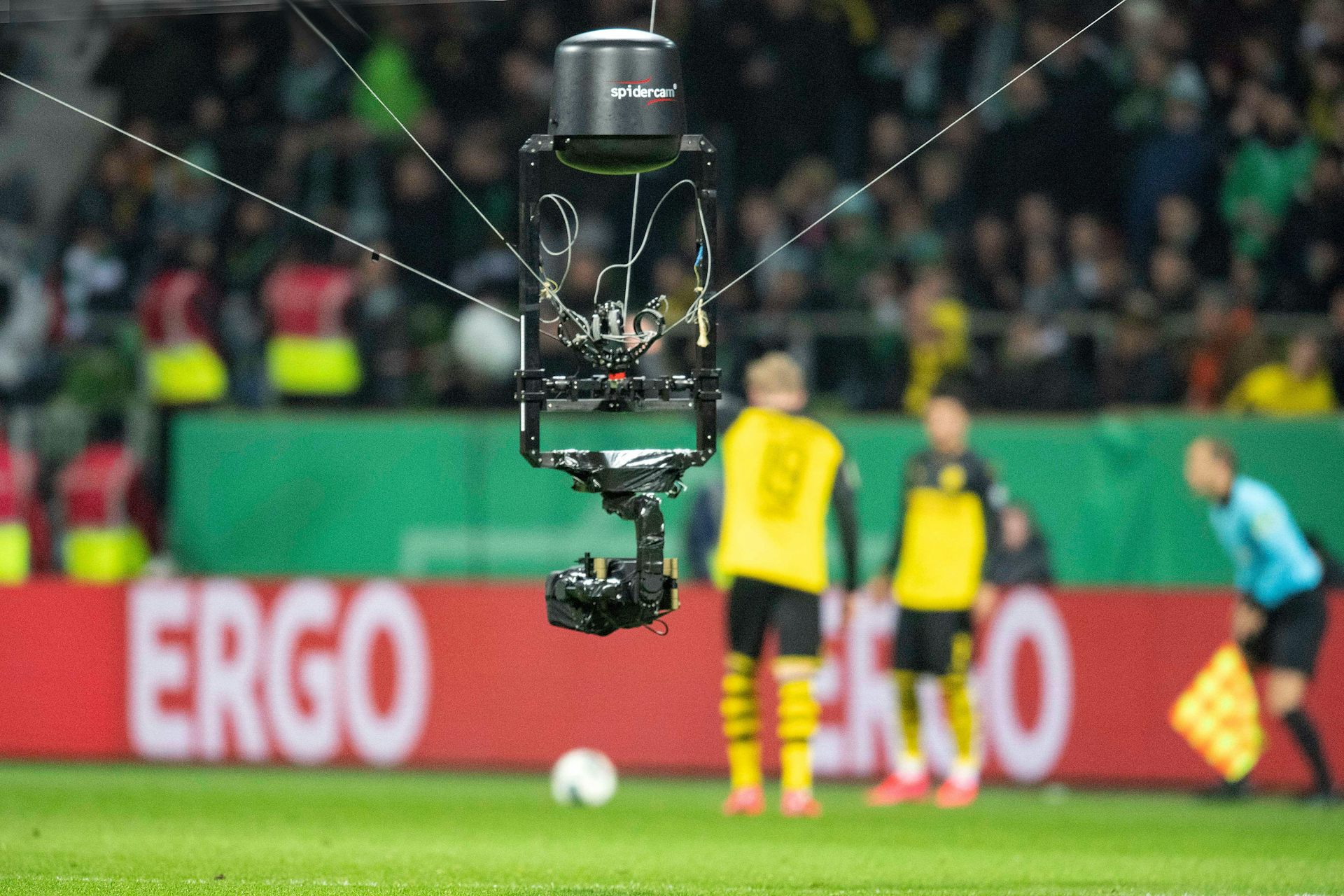 Uma "câmera-aranha" em ação em um jogo em Bremen, na Alemanha