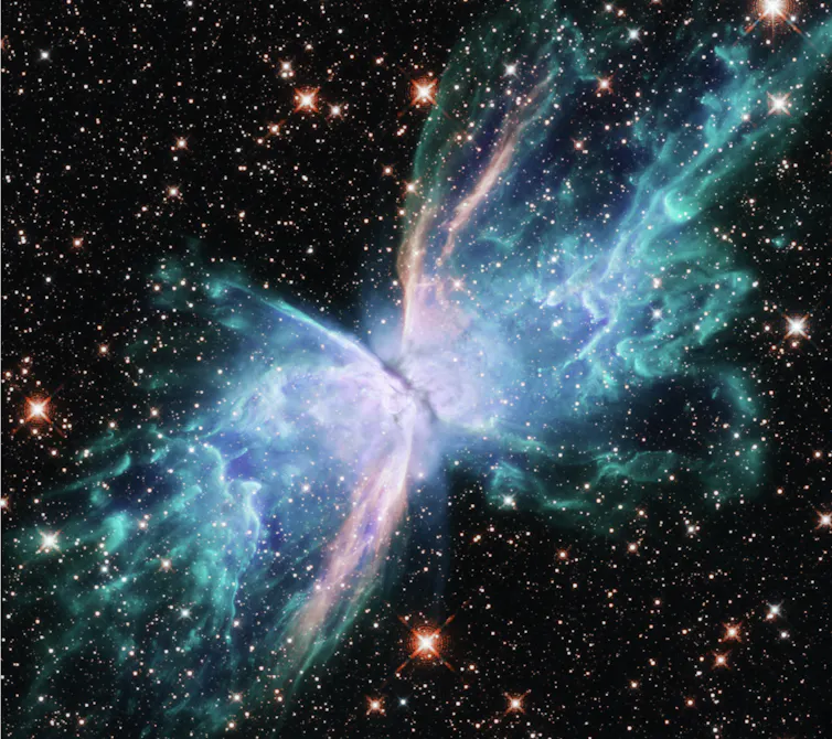 Mientras las corporaciones compiten por las estrellas, necesitamos cooperación internacional en la gestión espacial 1 Un cielo nocturno oscuro lleno de estrellas y una