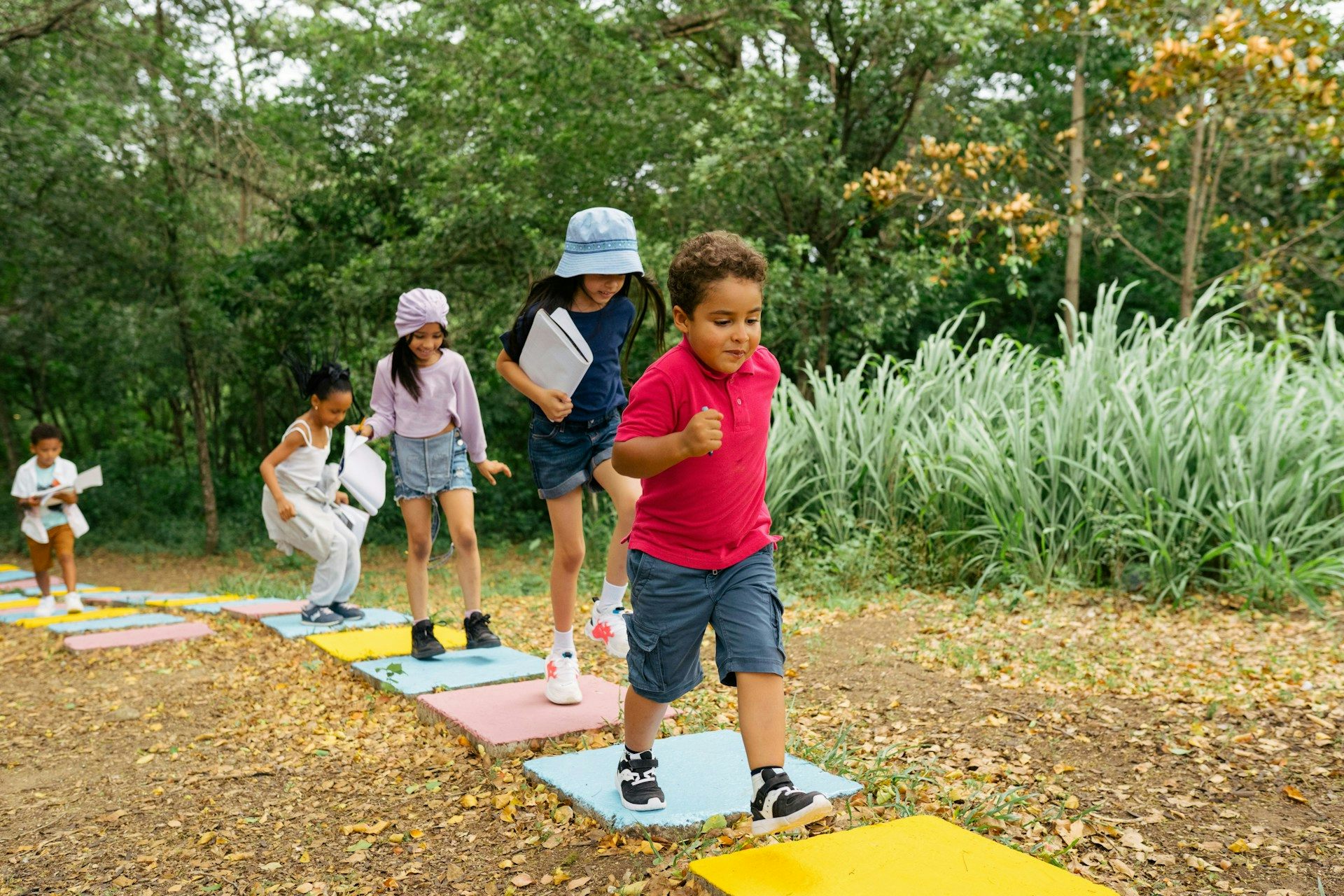 Los niños caminan al aire libre.