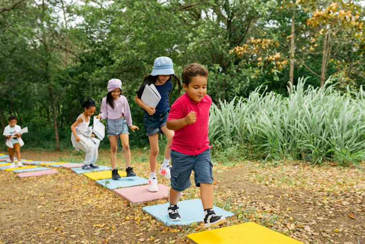Por qué la salud cerebral es una prioridad urgente para los países del G7 1 Los niños caminan al aire libre.