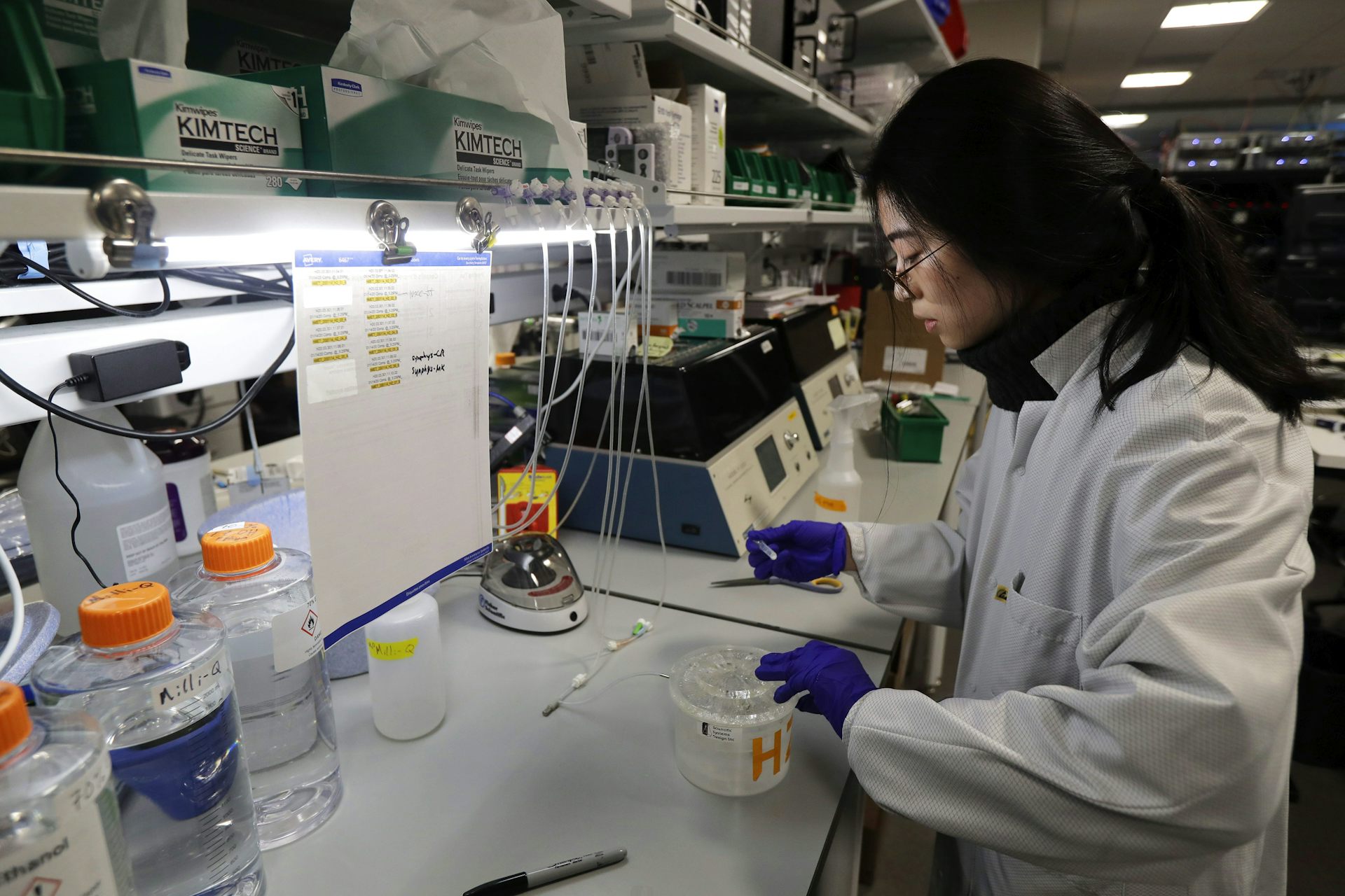 Una científica trabaja en un laboratorio.