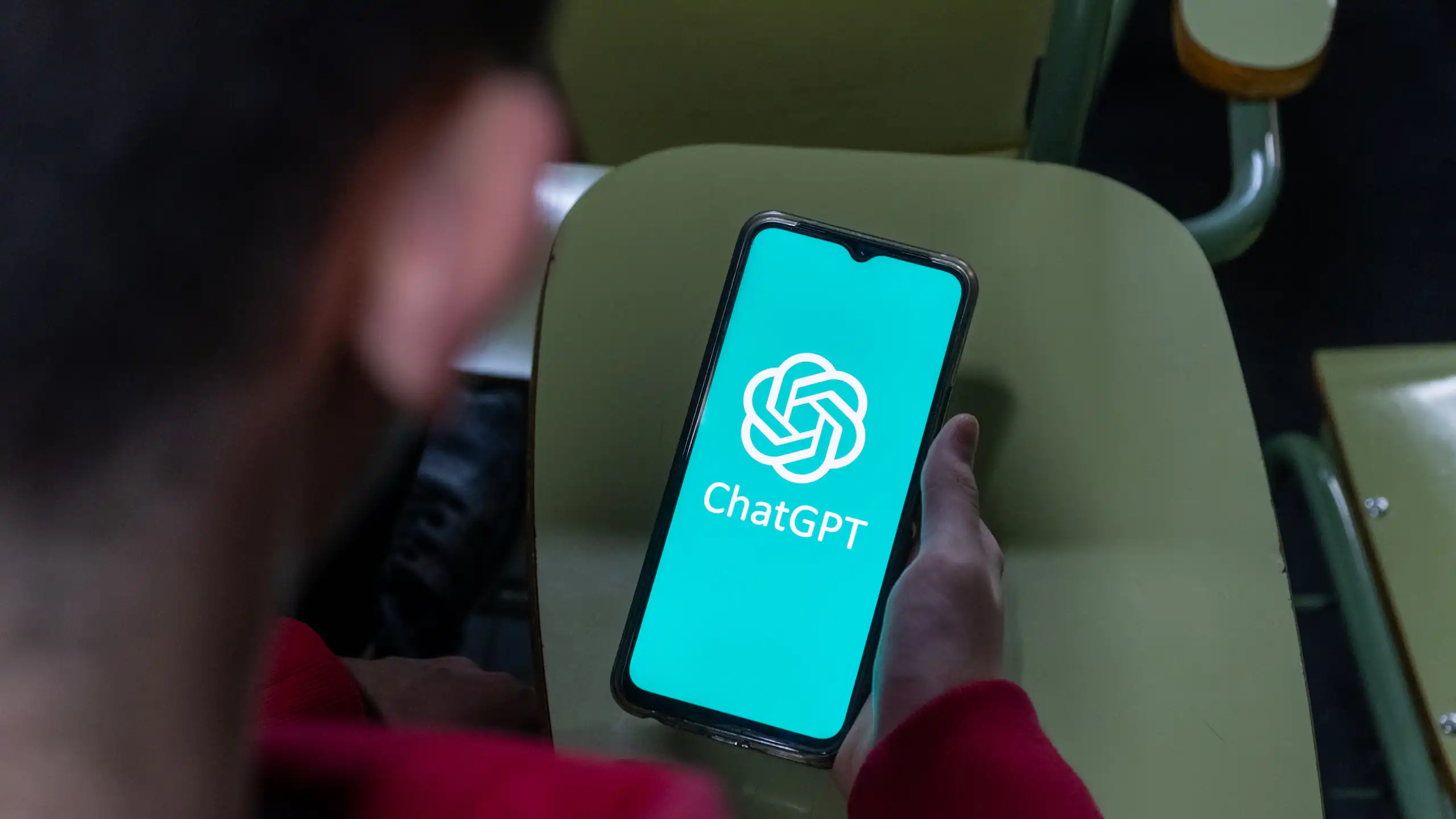 Pantalla de un móvil con el logotipo de ChatGPT