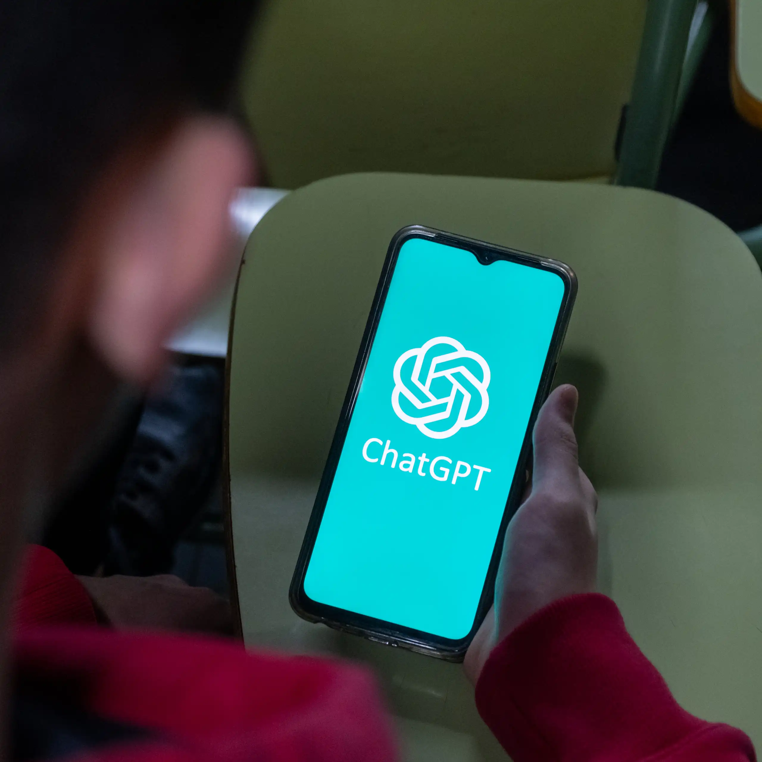 Pantalla de un móvil con el logotipo de ChatGPT