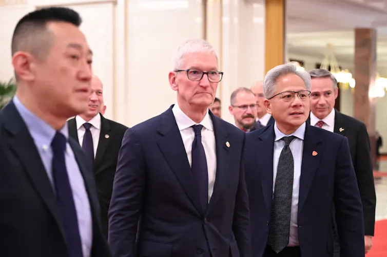 Cumbre Trump-Xi: avances cautelosos en comercio, relaciones y algunas "ganancias" 2 En el pasillo hay un grupo de personas trajeadas.