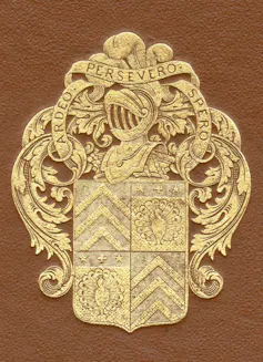 Une couverture de manuscrit brune ornée d’un blason doré représentant un casque et un bouclier de chevalier