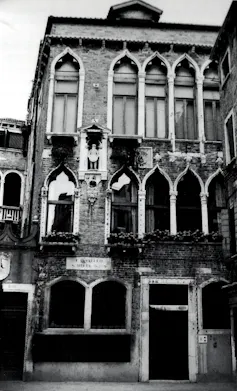 Antonia Bembo huyó de Venecia para escapar de un marido abusivo; más de tres siglos después, su ópera finalmente llega a los escenarios 1 Fotografía en blanco y negro de un antiguo edificio de tres pisos con ventanas altas y delgadas.