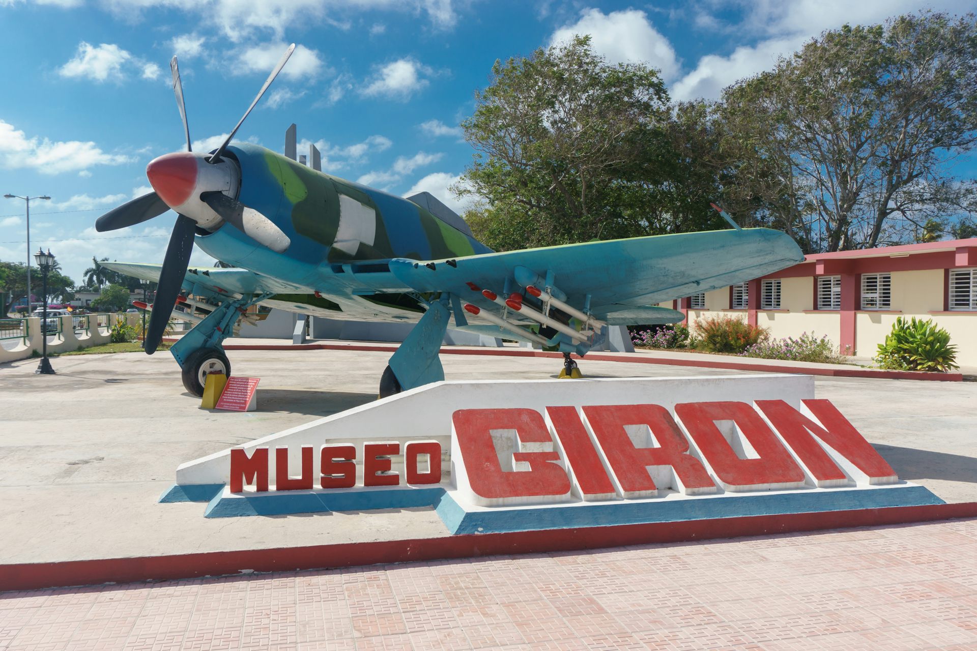 Una avión junto al cartel "Playa Girón"