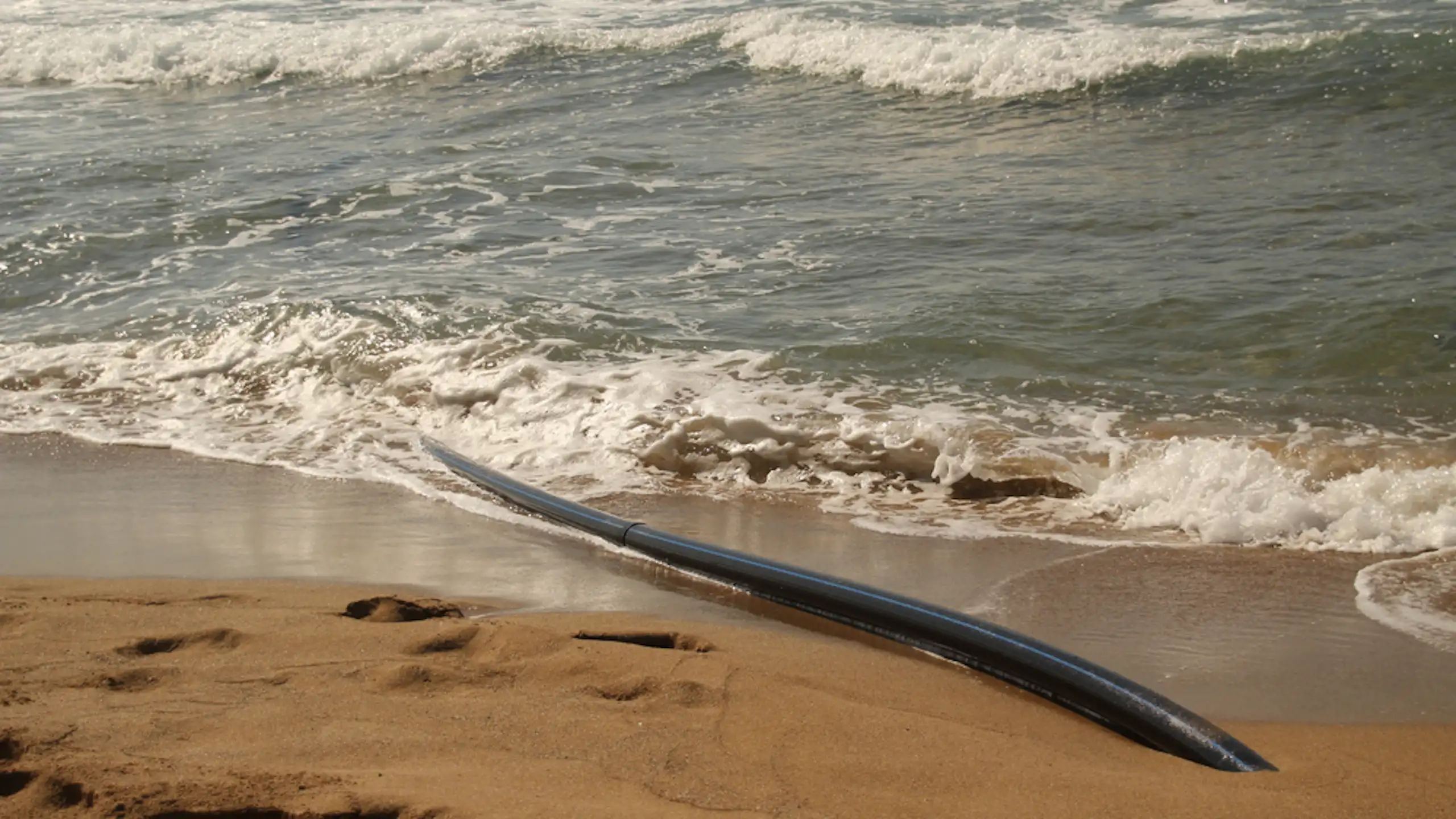 Un cable sur une plage de la côte Atlantique