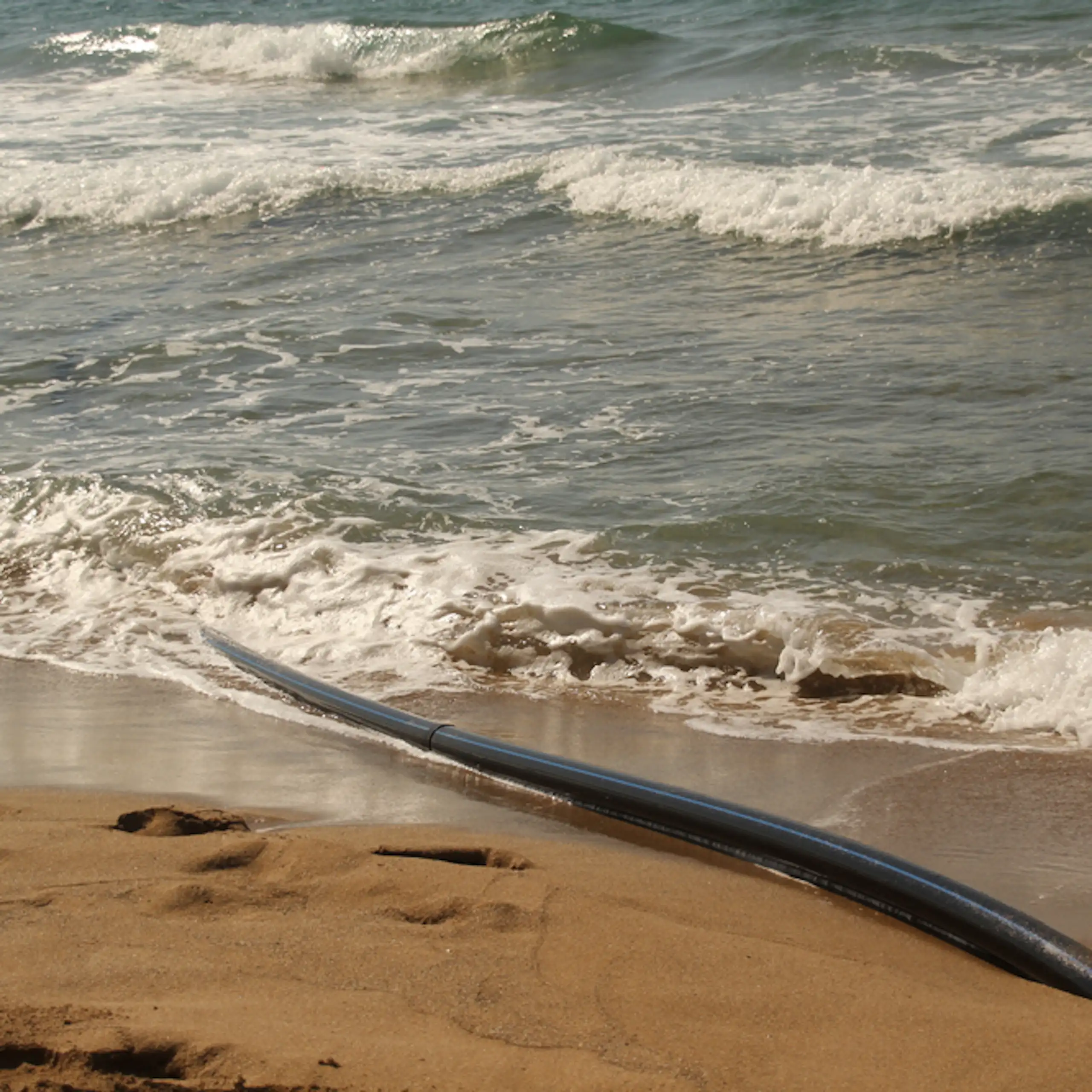 Un cable sur une plage de la côte Atlantique