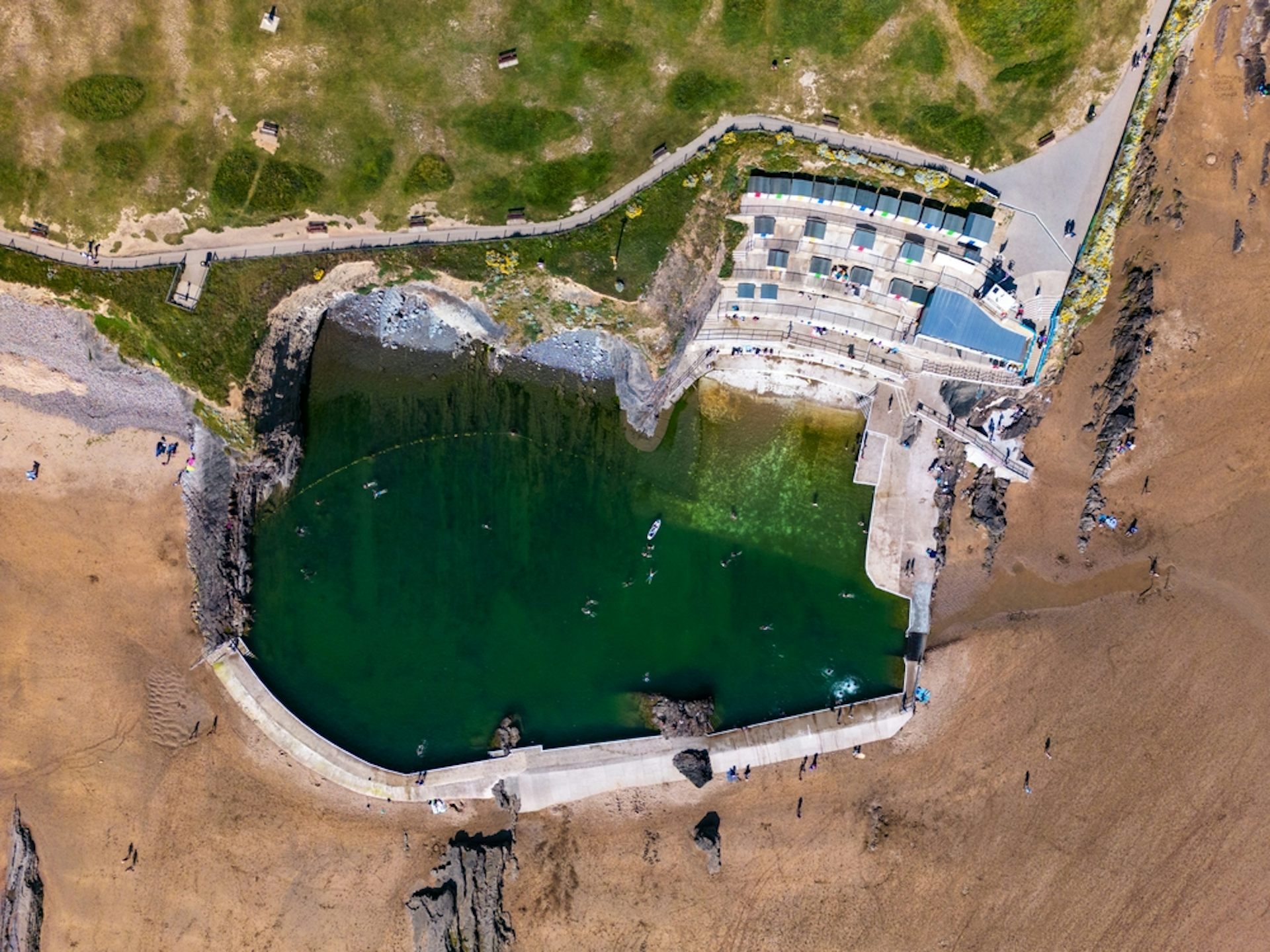 tir de drone d'une piscine d'eau salée dans des falaises côtières