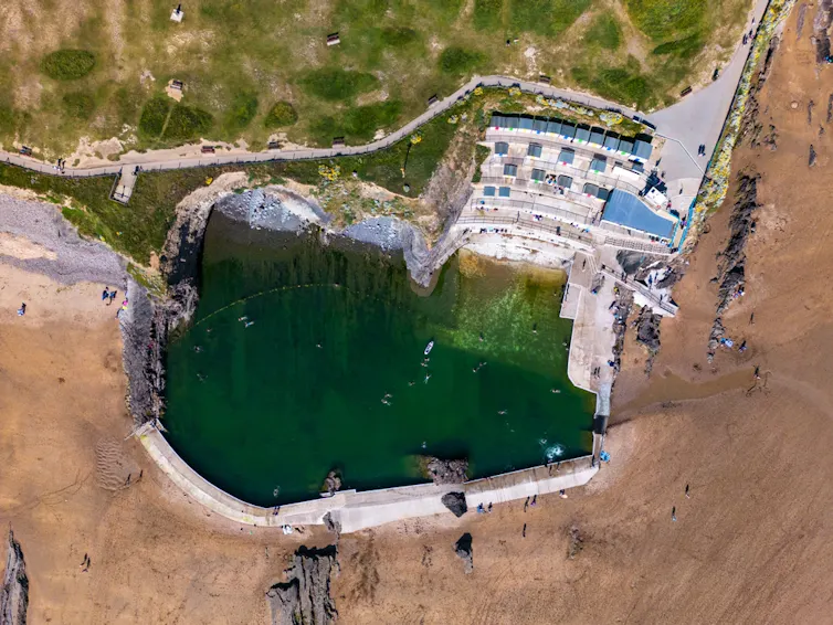 tir de drone d'une piscine d'eau salée dans des falaises côtières