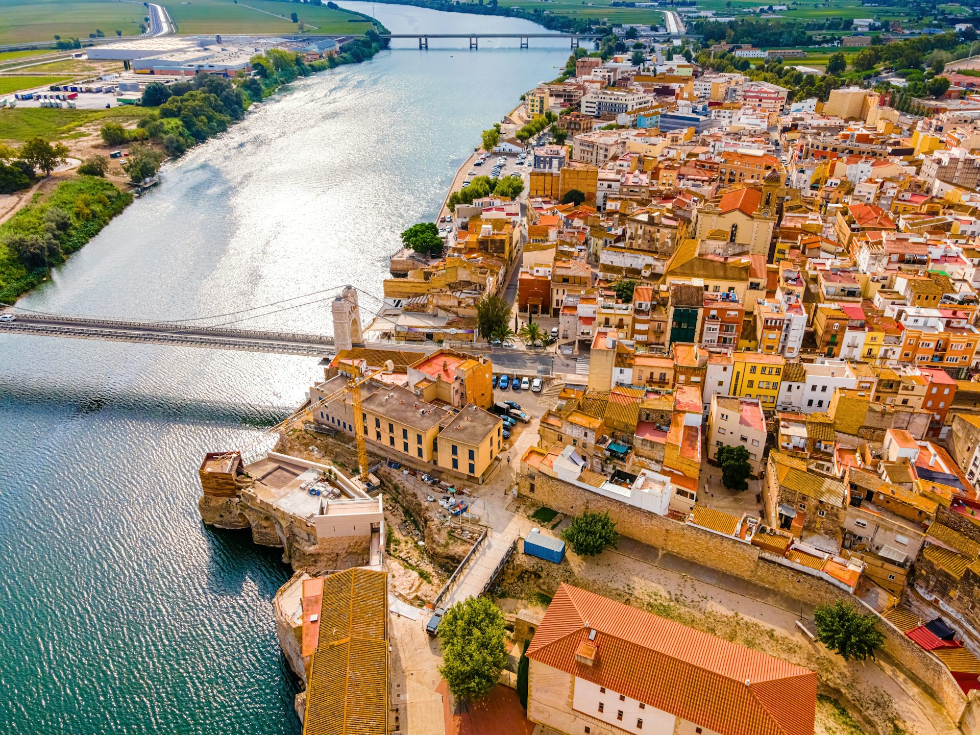 Un poble al costat d'un riu amb molta aigua.