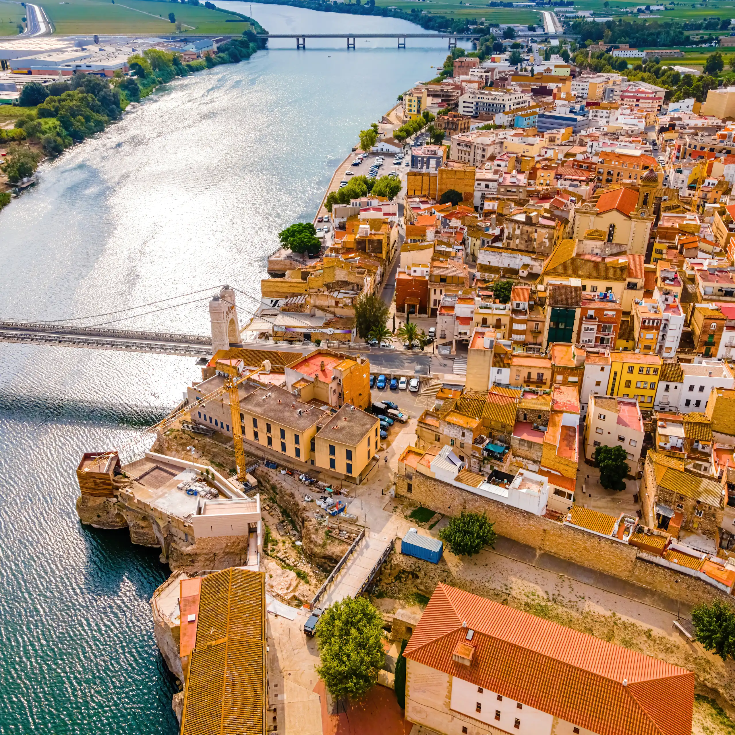 Un poble al costat d'un riu amb molta aigua.