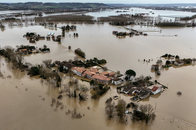 Vue aérienne de la ville inondée