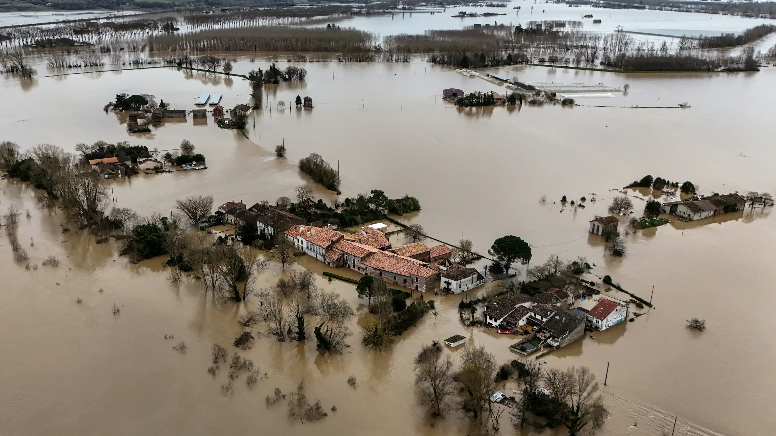 Vue aérienne de la ville inondée