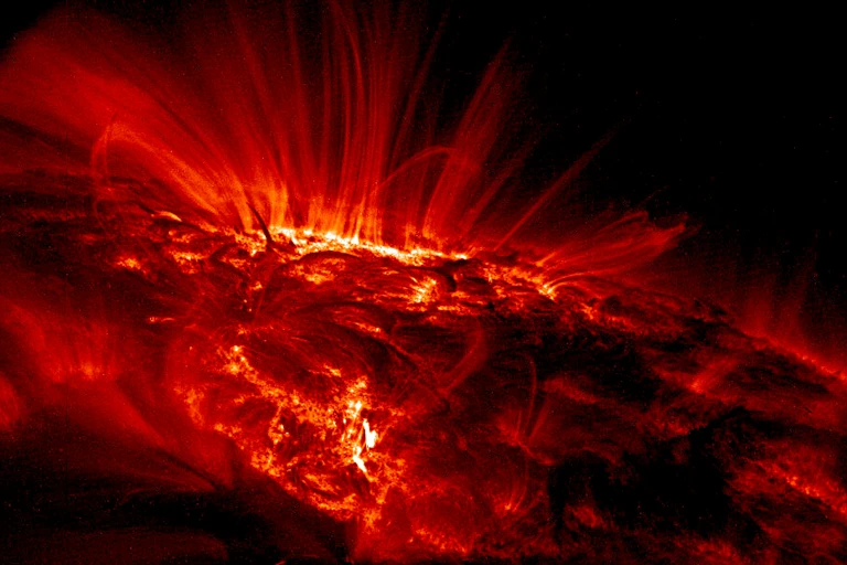 imagem da superfície do Sol com ejeções da magnetosfera
