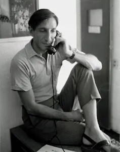 portrait en noir et blanc d’un homme au téléphone