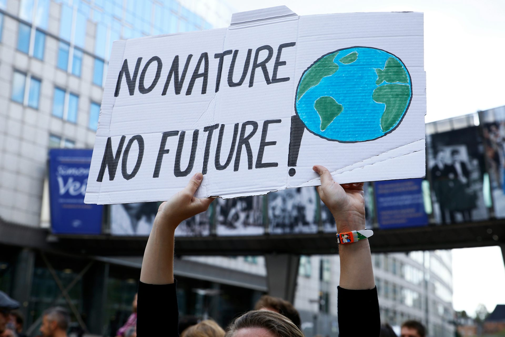 Une banderole « Pas de nature, pas d'avenir » brandie lors d'une manifestation en Belgique