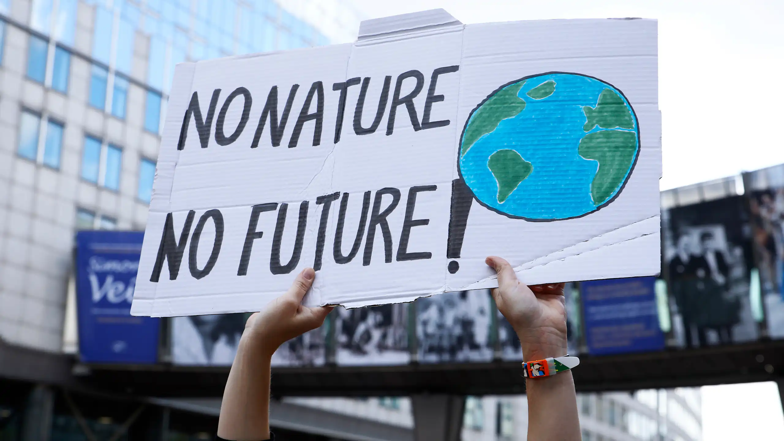 Une banderole « Pas de nature, pas d'avenir » brandie lors d'une manifestation en Belgique
