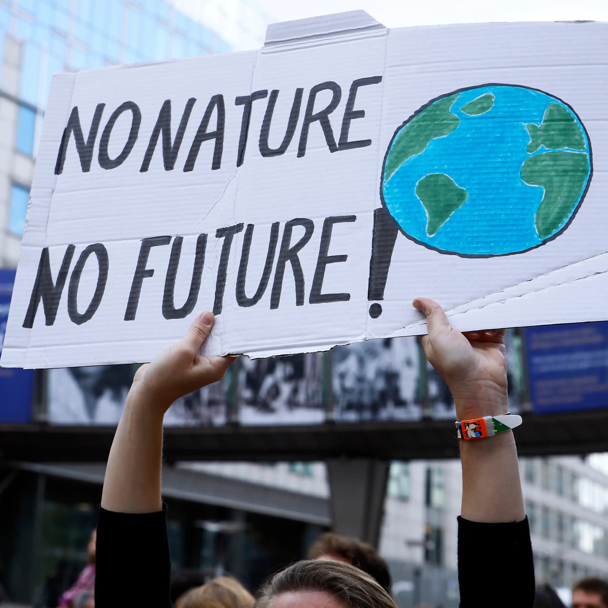 Une banderole « Pas de nature, pas d'avenir » brandie lors d'une manifestation en Belgique