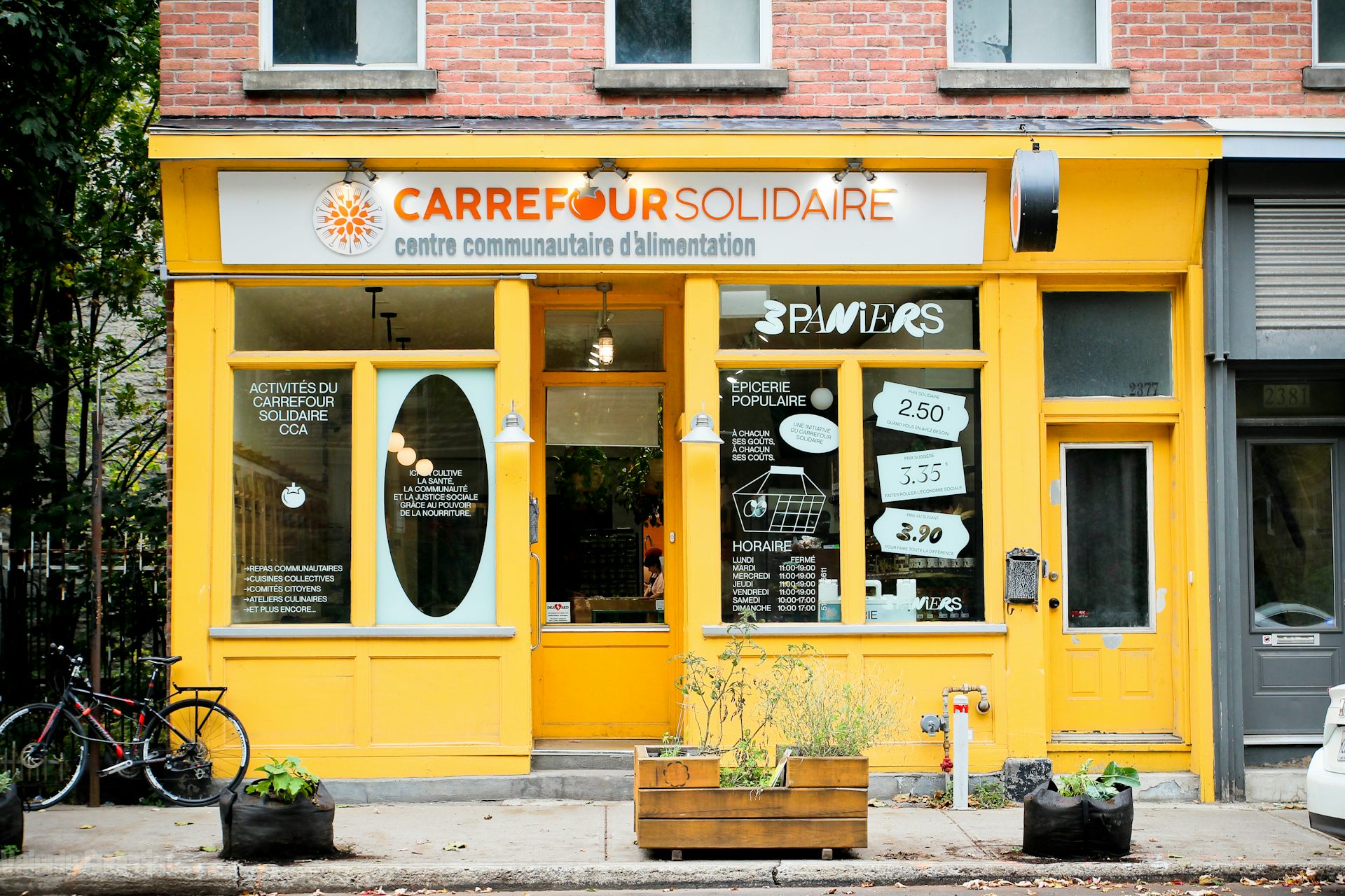 Una tienda de comestibles de color amarillo brillante administrada por la comunidad.
