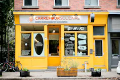 Canadá tiene alternativas a las cadenas corporativas de supermercados. Esto es lo que los gobiernos pueden aprender de ellos 1 Una tienda de comestibles de color amarillo brillante administrada por la comunidad.